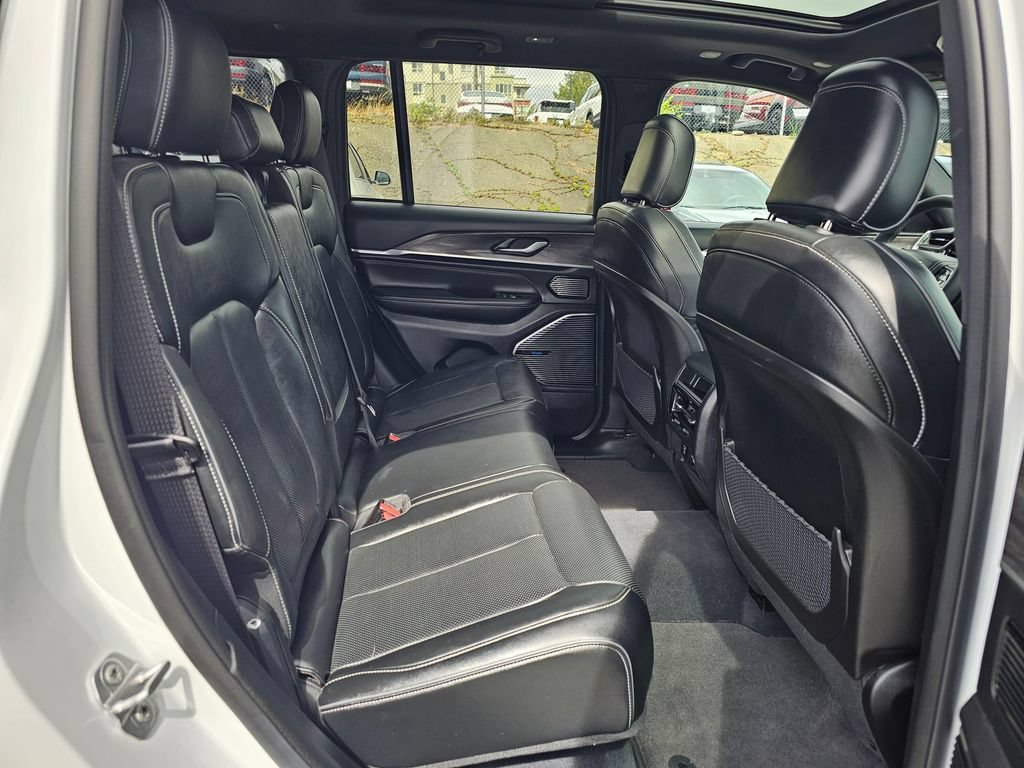 Used 2022 Jeep Grand Cherokee Overland AWD/4WD image 13