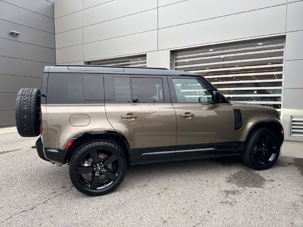 Used 2025 Land Rover Defender 110 X-Dynamic SE AWD/4WD image 7