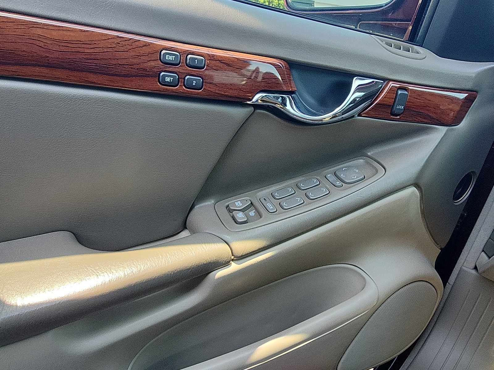 Used 2002 Cadillac De Ville w/ Comfort/Convenience Pkg FWD image 18