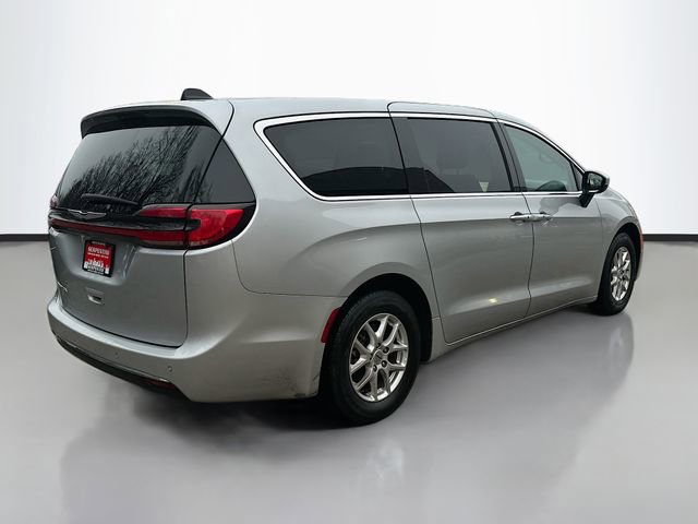Used 2023 Chrysler Pacifica Touring-L image 6