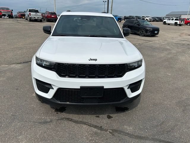 Used 2024 Jeep Grand Cherokee Altitude AWD/4WD image 5