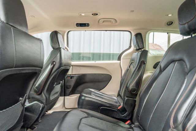 Used 2019 Chrysler Pacifica Touring-L image 34