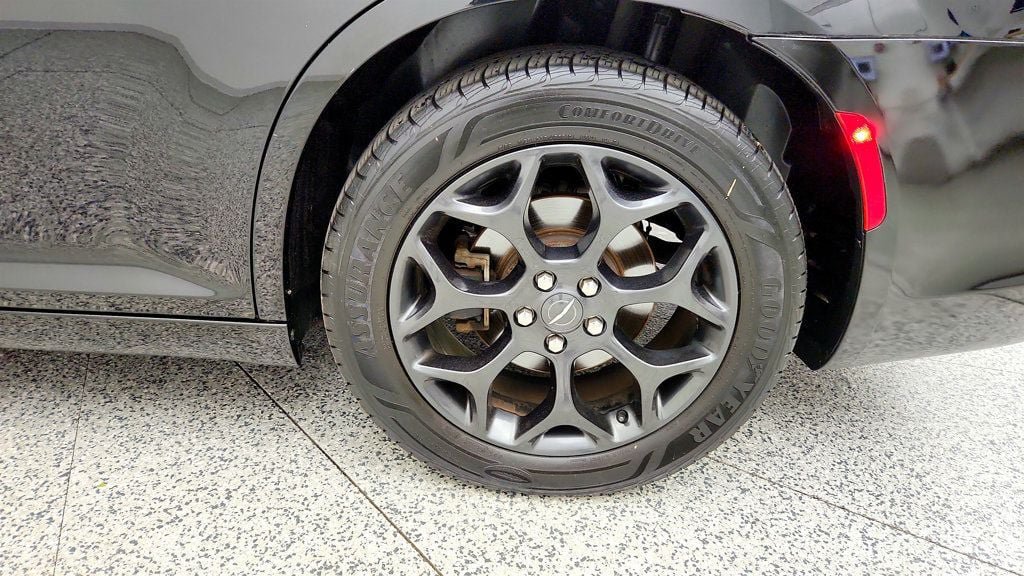 Used 2020 Chrysler 300 S AWD/4WD image 9
