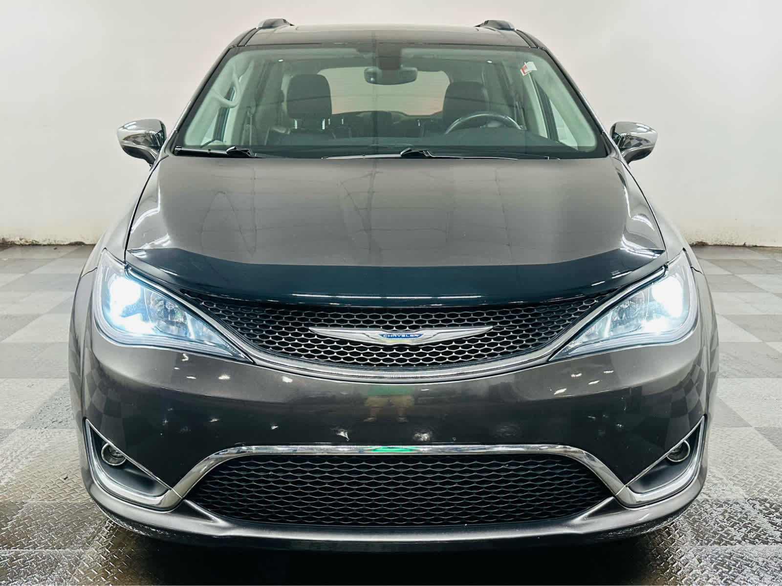 Used 2017 Chrysler Pacifica Limited w/ UConnect Theater Package image 2