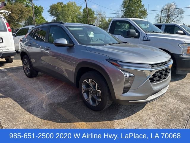 Used 2025 Chevrolet Trax LT w/ LT Convenience Package image 2