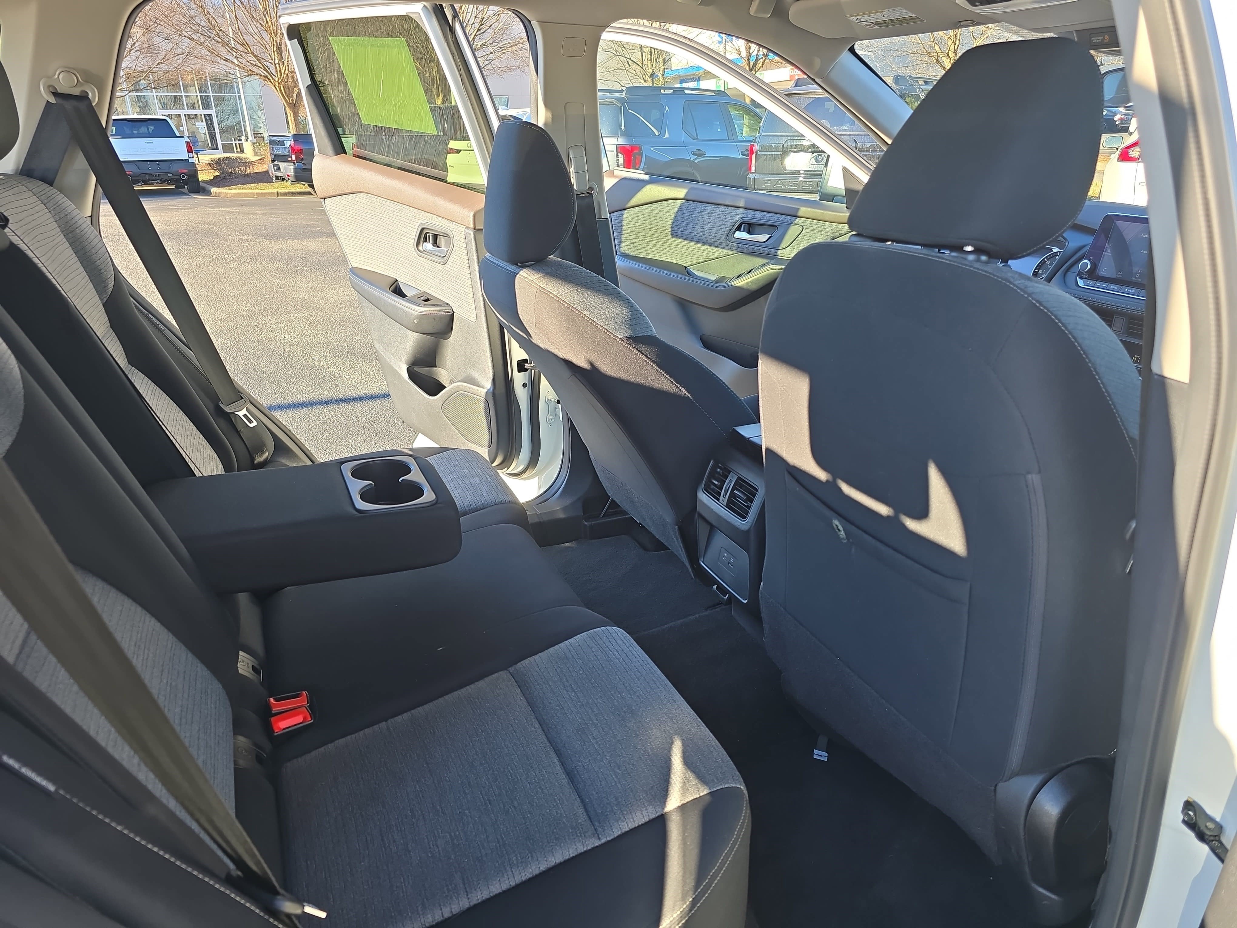 Used 2023 Nissan Rogue SV image 11