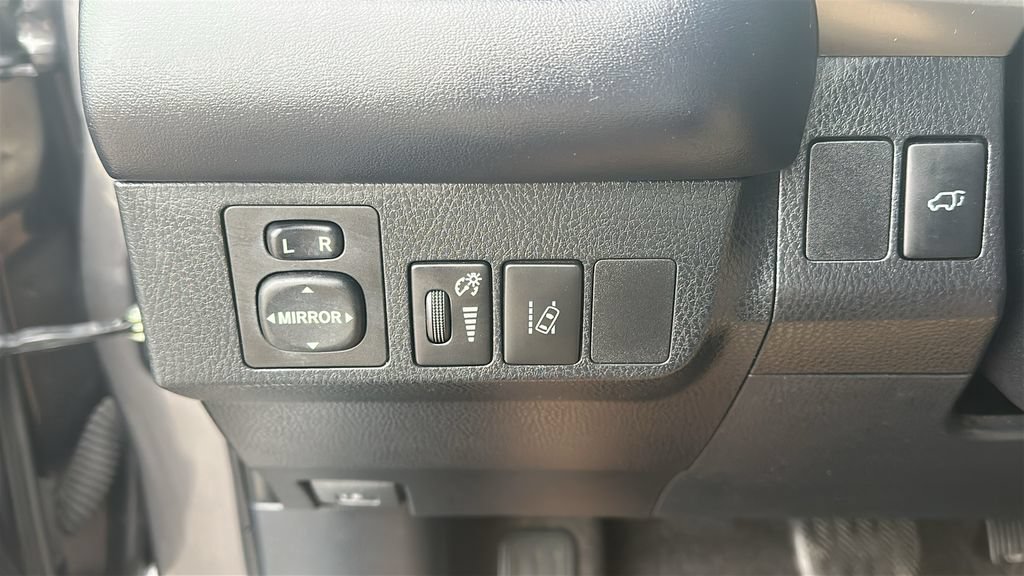 Used 2018 Toyota RAV4 Limited FWD image 21