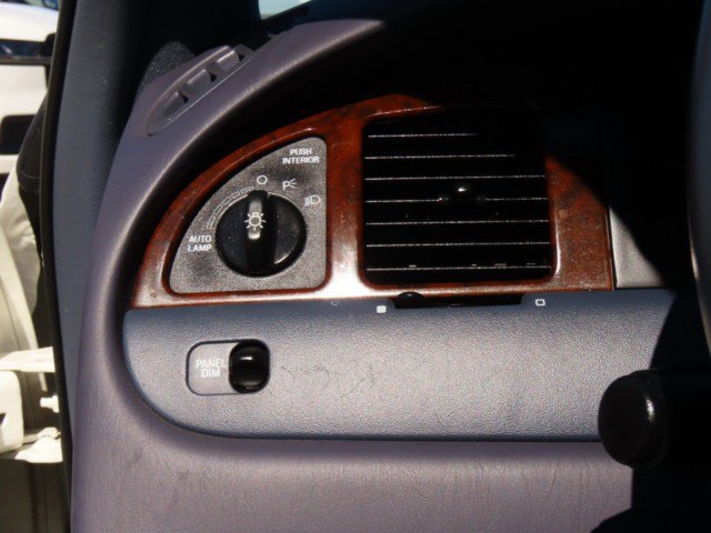 Used 2000 Lincoln Town Car Signature image 23