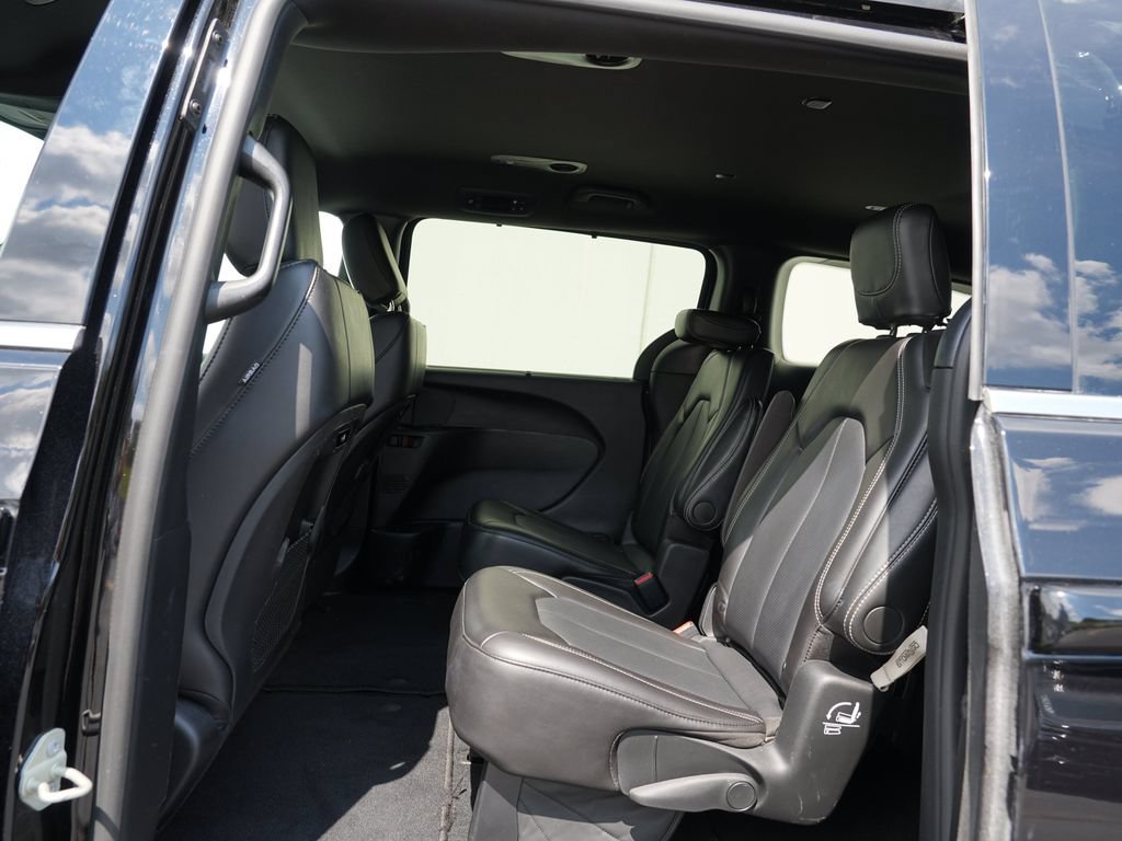 Used 2025 Chrysler Pacifica Select FWD image 18