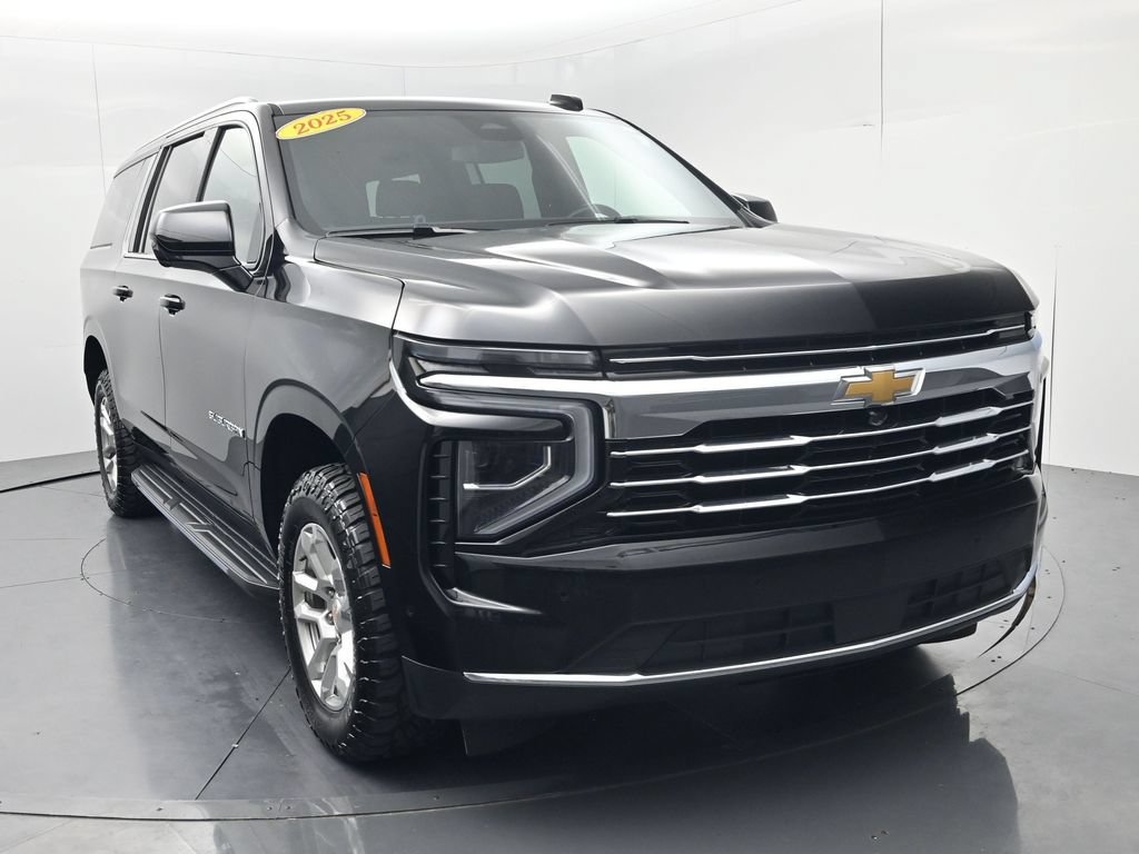 Used 2025 Chevrolet Suburban LT AWD/4WD image 2