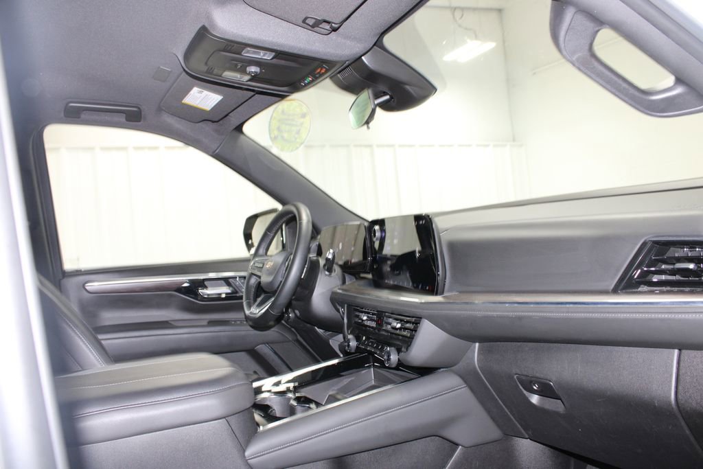 Used 2025 Chevrolet Suburban LT image 27
