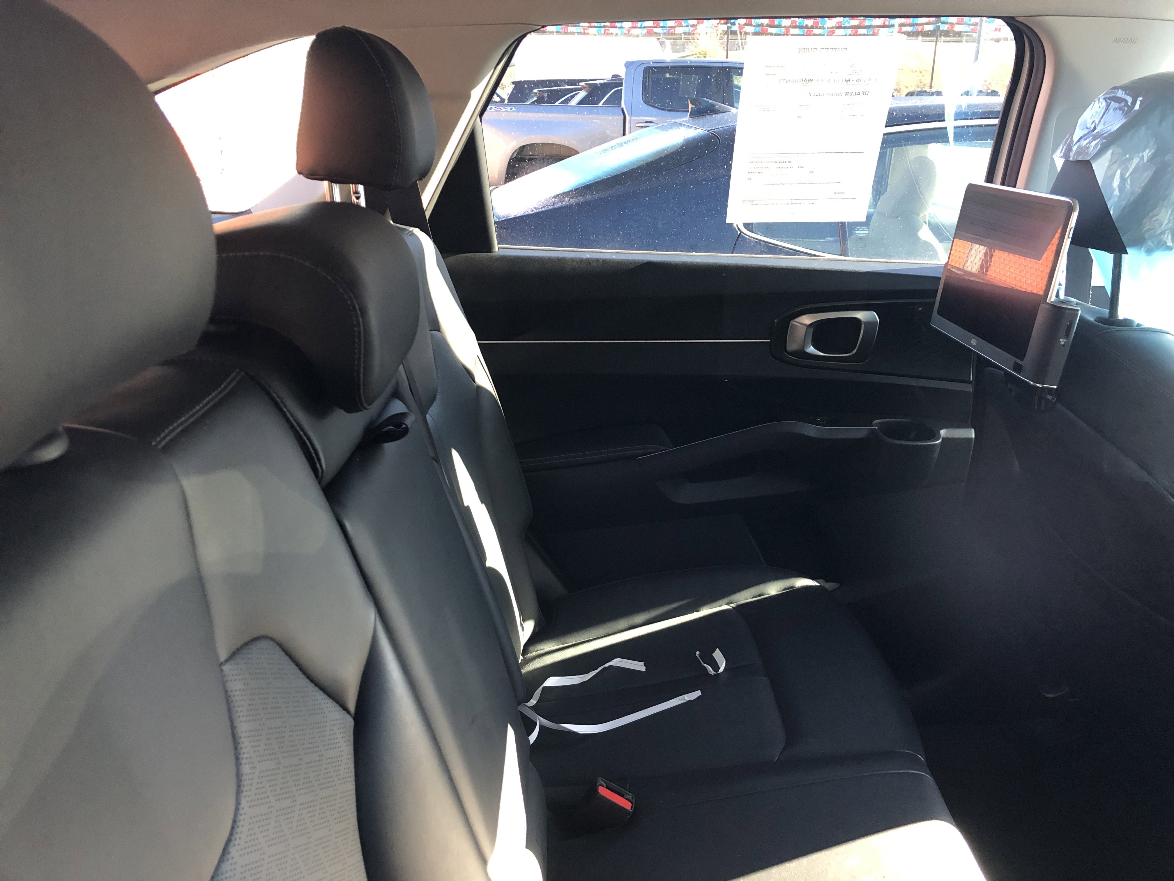 Used 2022 Kia Sorento S w/ Panoramic Sunroof Package image 6