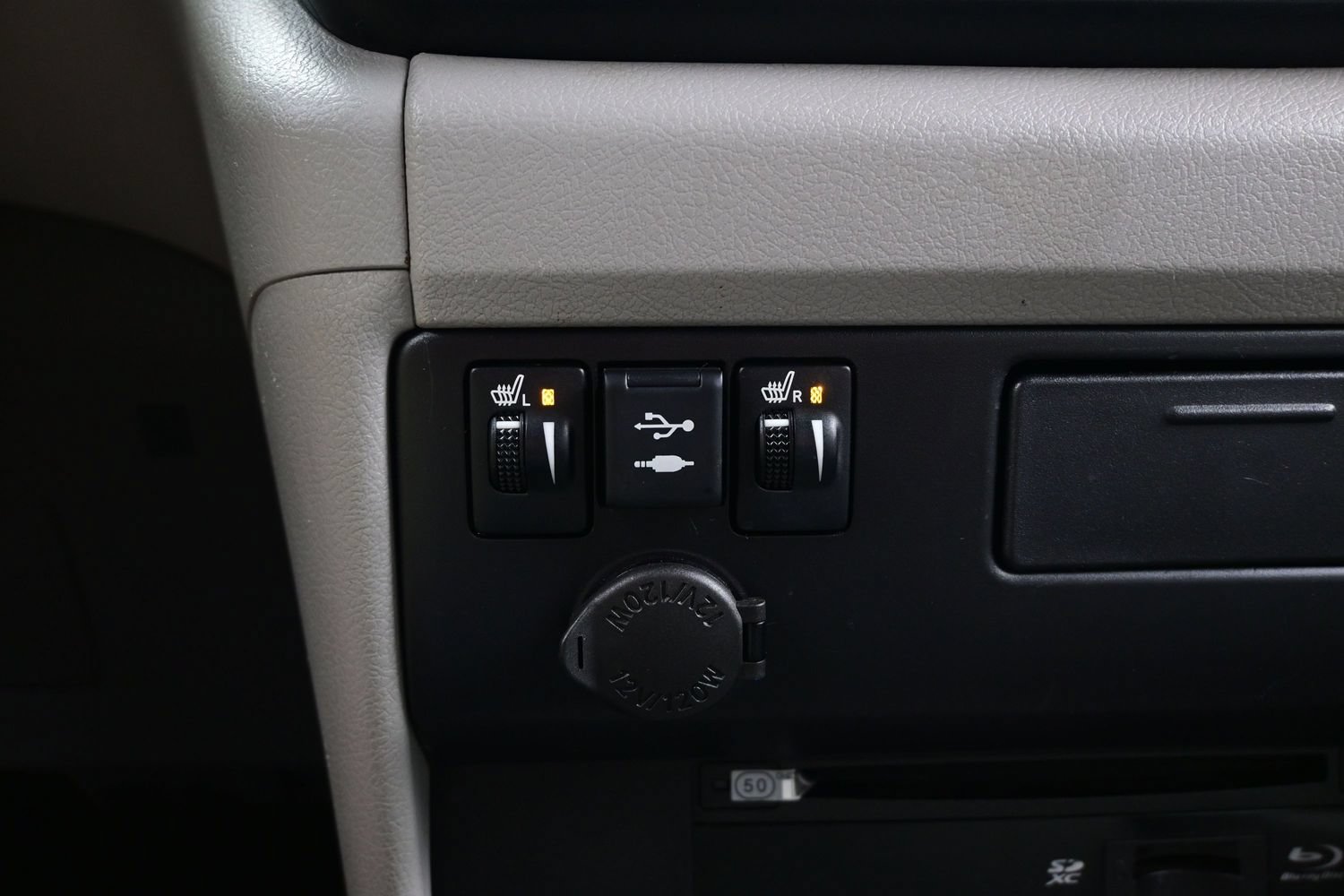 Used 2018 Toyota Sienna XLE Premium w/ Carpet Mat Package FWD image 26