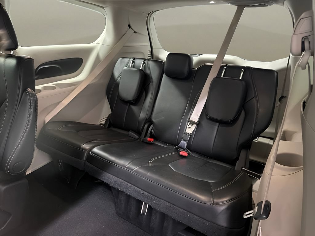 Used 2023 Chrysler Pacifica Touring-L FWD image 19