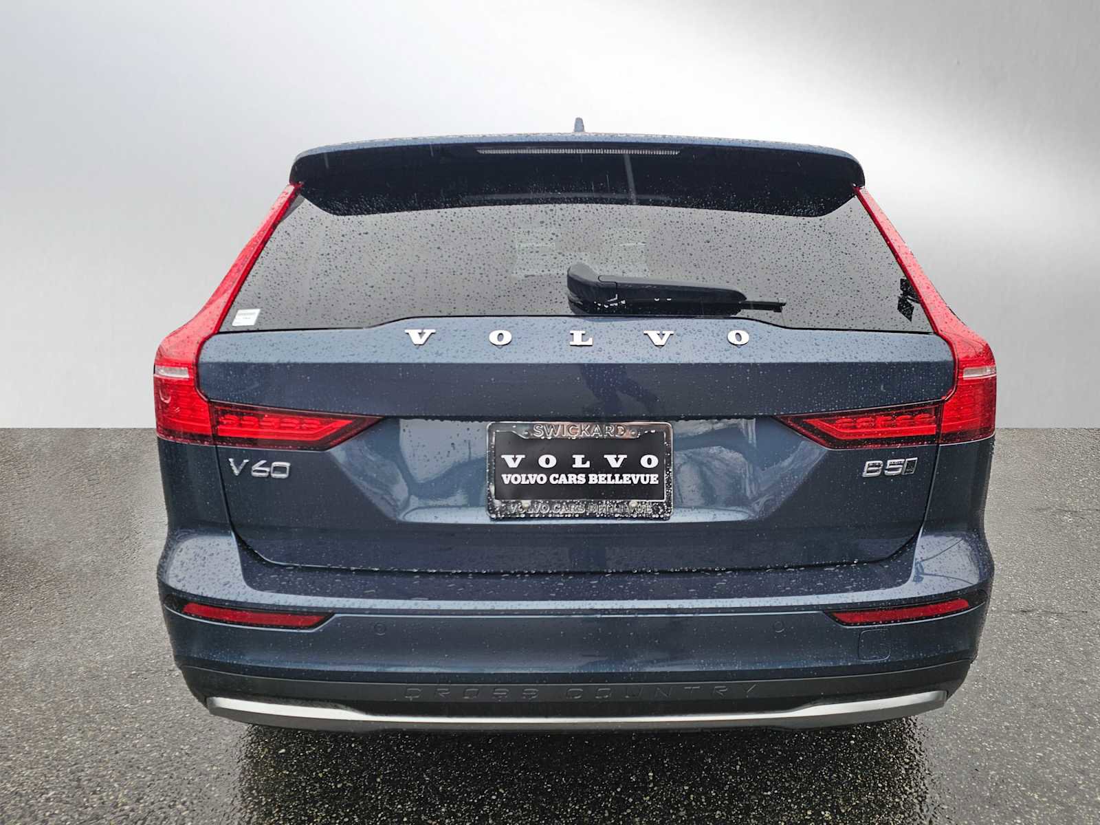 Certified 2025 Volvo V60 B5 Cross Country Plus image 4