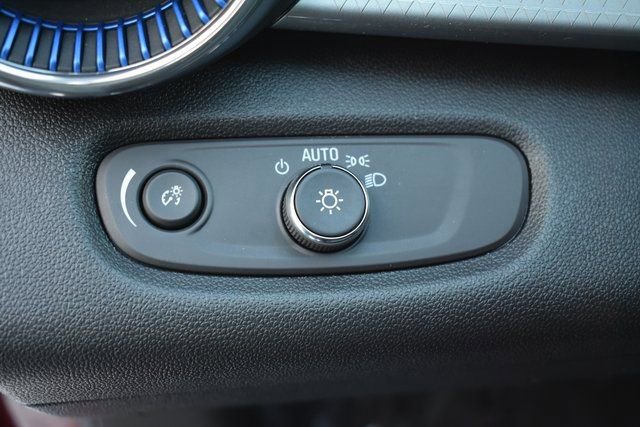 Used 2025 Chevrolet Trax LT w/ LT Convenience Package image 16