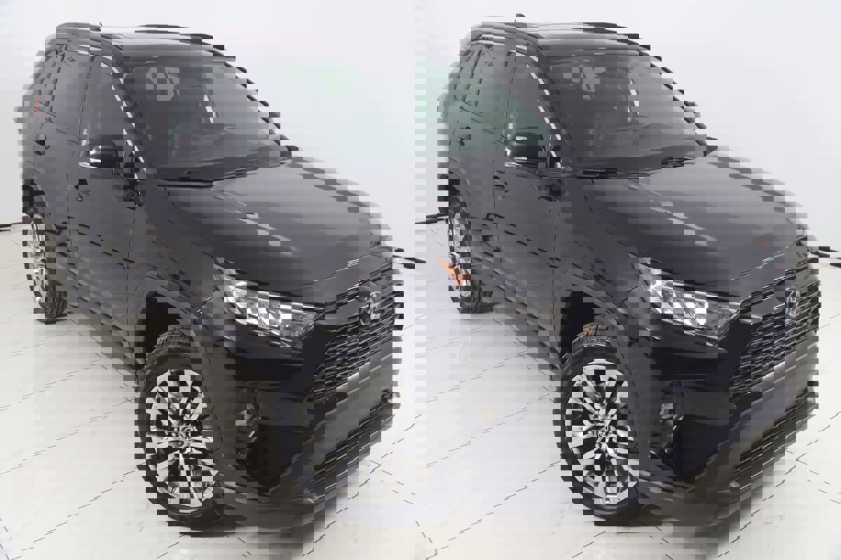 Used 2019 Toyota RAV4 XLE Premium image 16