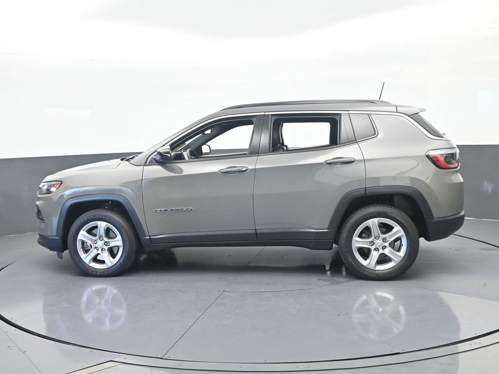 Used 2023 Jeep Compass Latitude AWD/4WD image 3