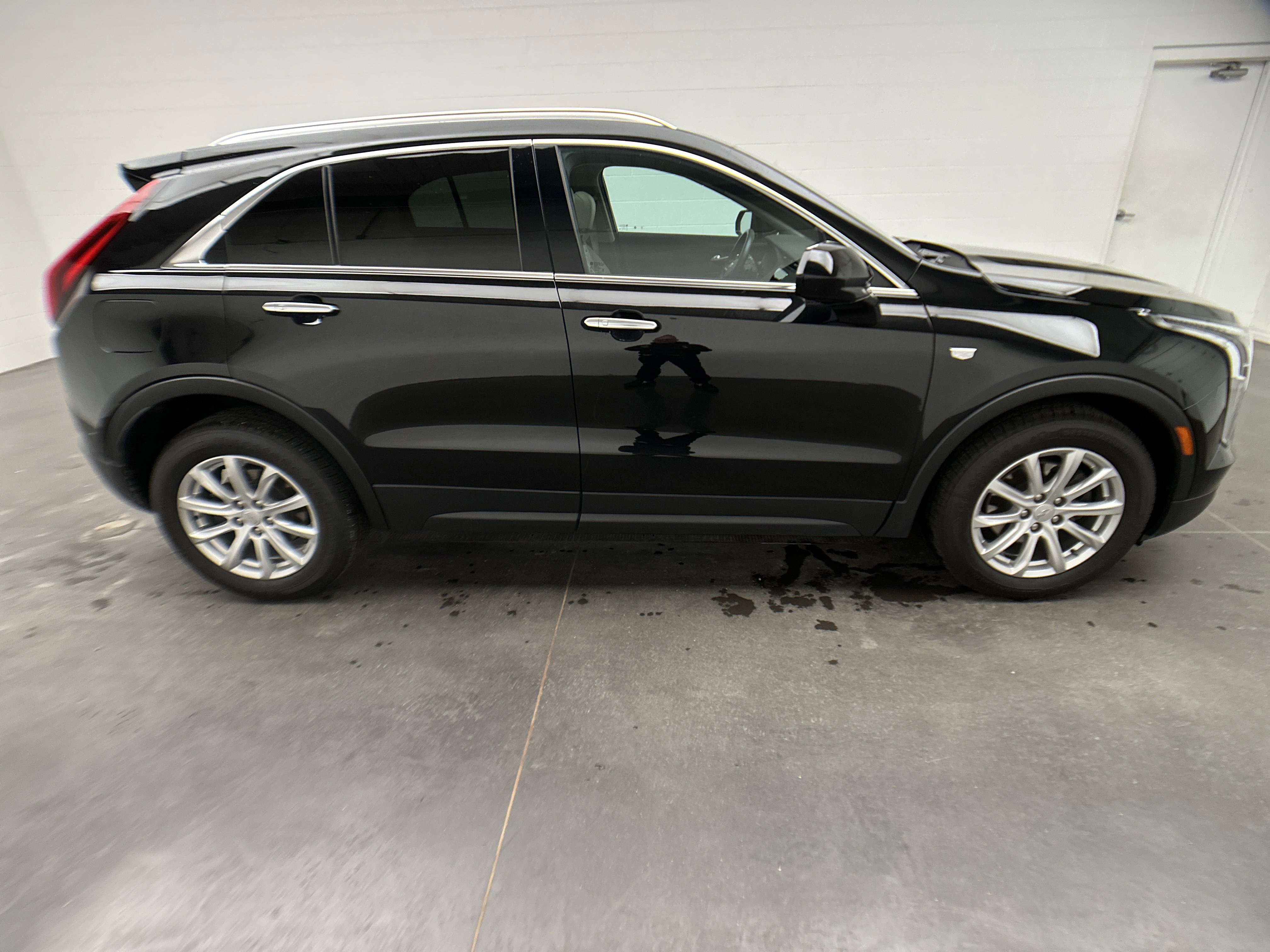 Used 2023 Cadillac XT4 Luxury w/ Cold Weather Package image 10