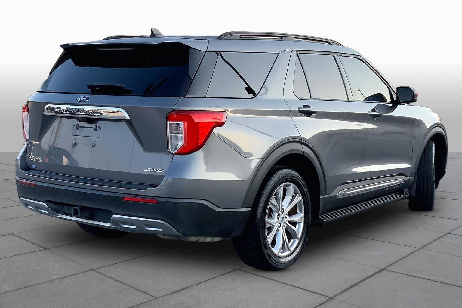 Used 2021 Ford Explorer XLT w/ Equipment Group 202A AWD/4WD image 13