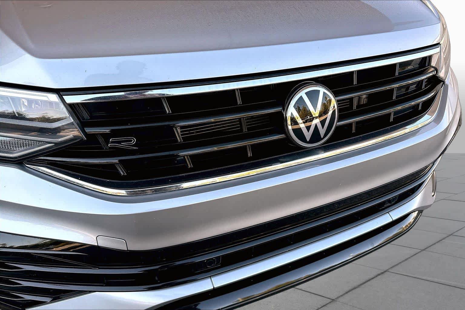 Used 2023 Volkswagen Tiguan SE R-Line FWD image 31