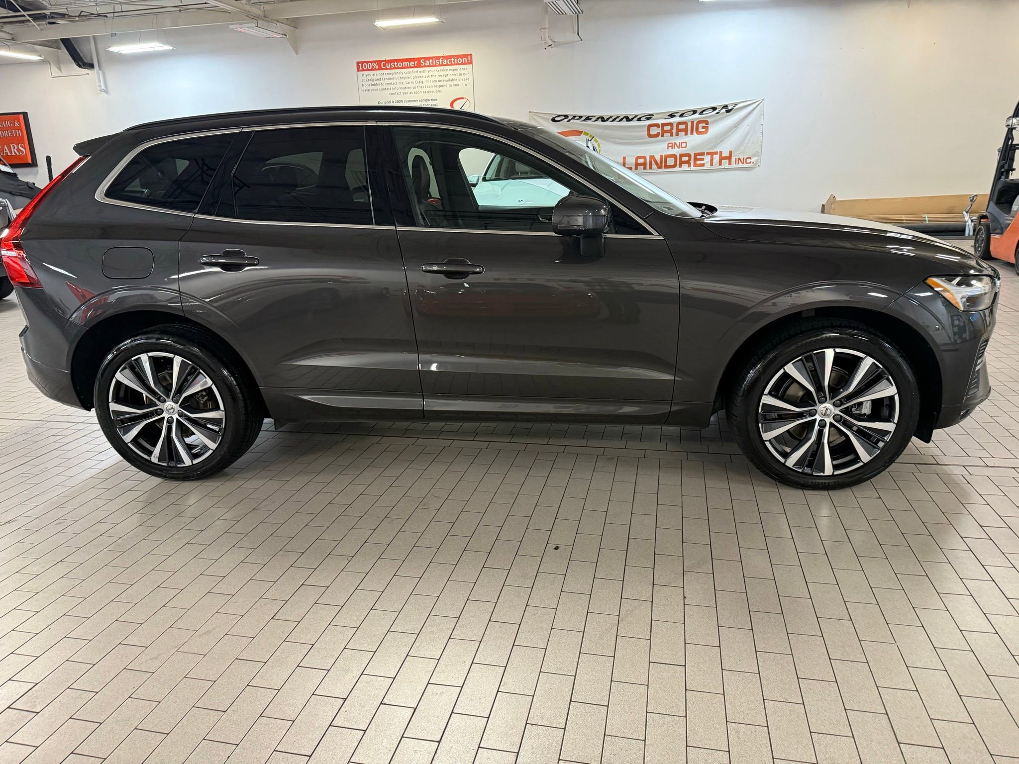 Used 2022 Volvo XC60 B5 Momentum w/ Climate Package image 7