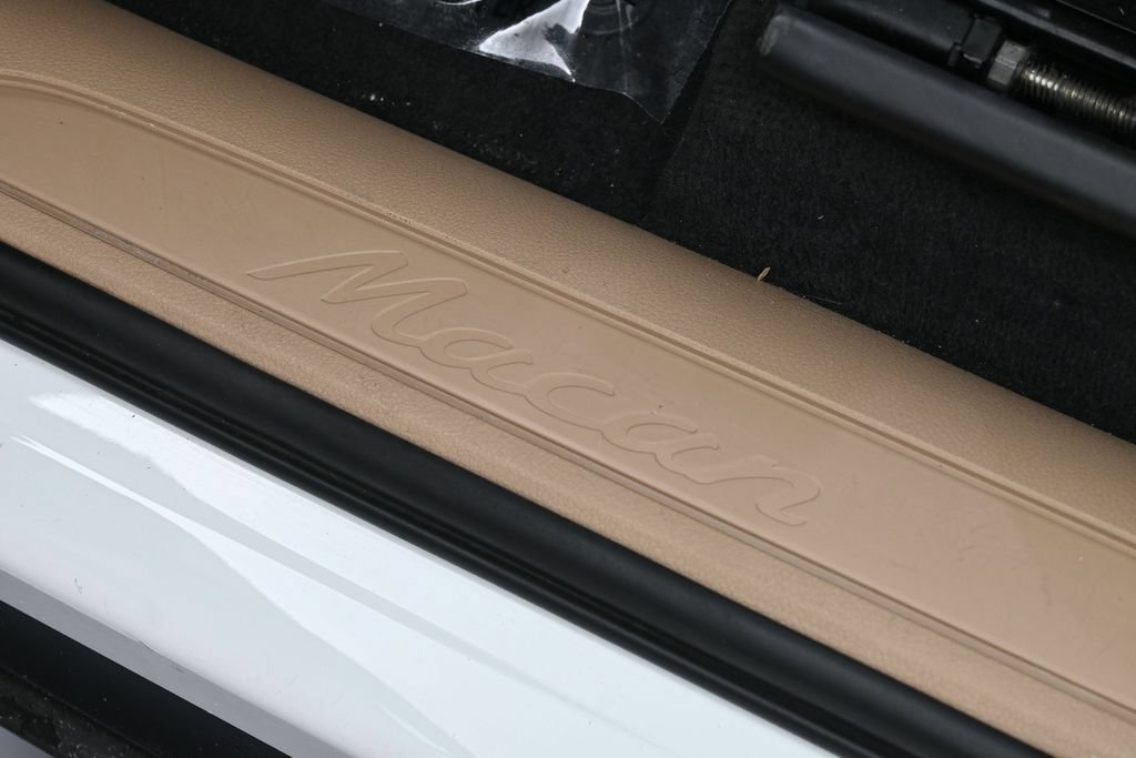 Certified 2024 Porsche Macan AWD/4WD image 27