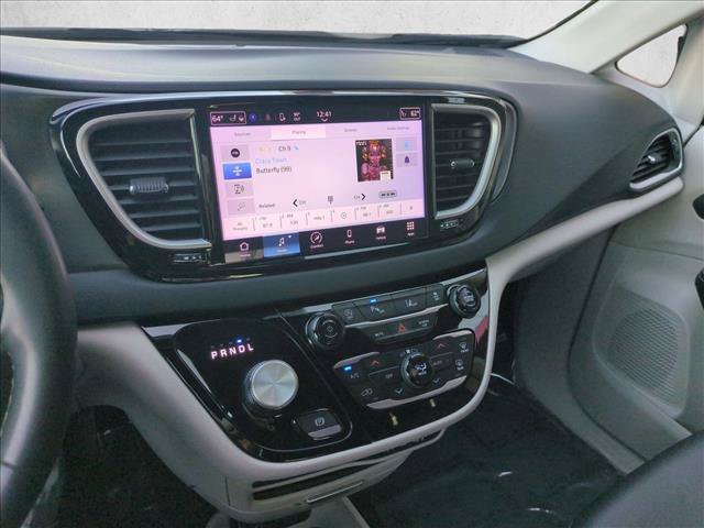 Used 2024 Chrysler Pacifica Touring-L FWD image 14