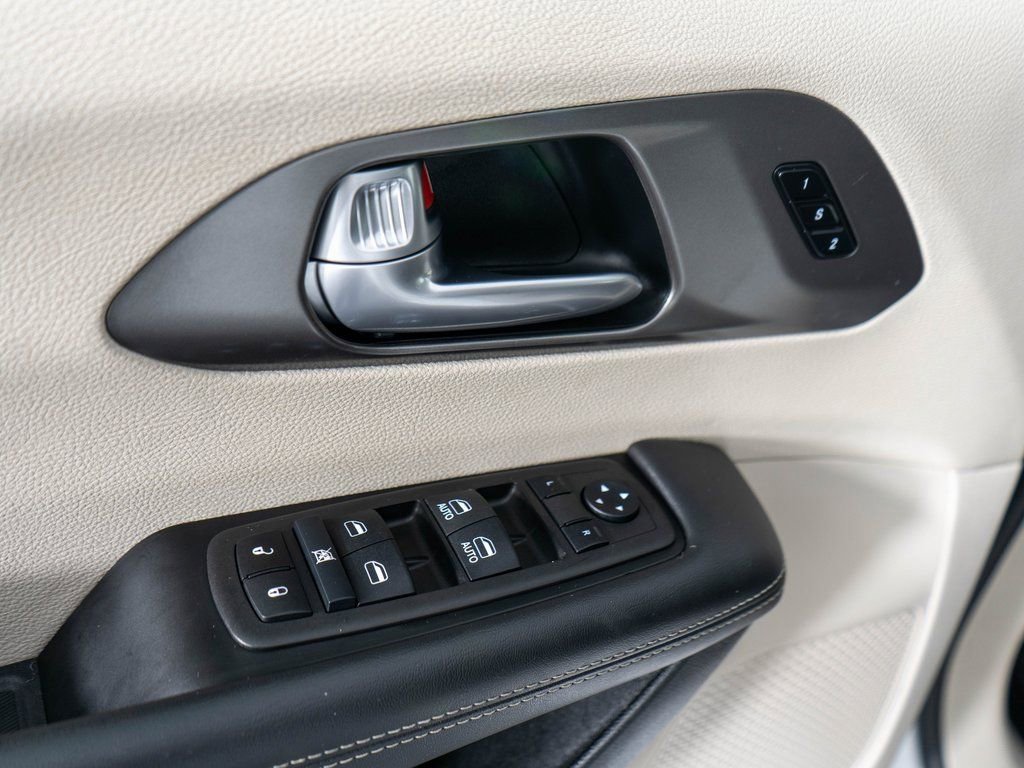 Used 2024 Chrysler Pacifica Select image 24