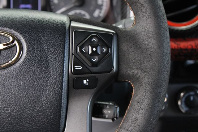 Used 2016 Toyota Tacoma TRD Off-Road w/ Premium & Technology Package AWD/4WD image 19