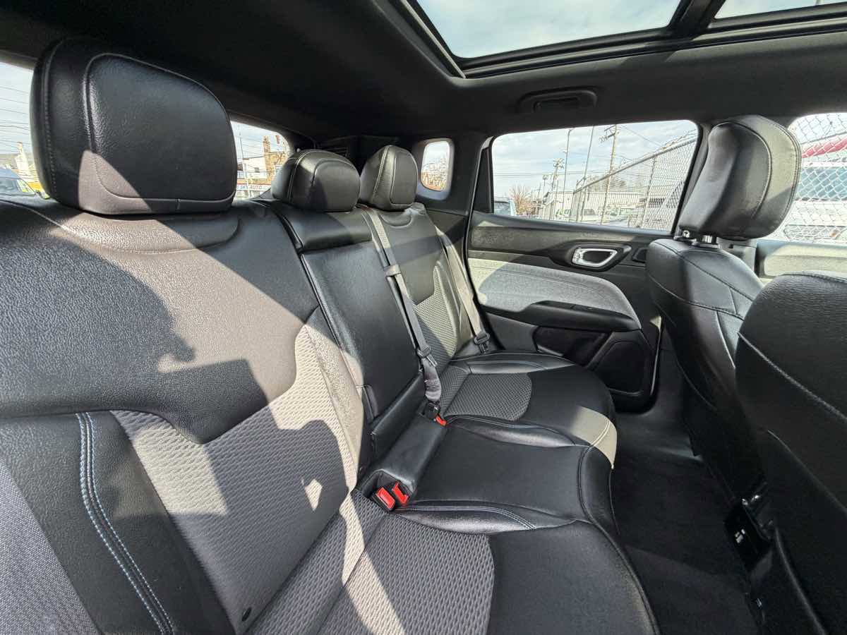 Used 2024 Jeep Compass Latitude w/ Sun and Sound Group image 27