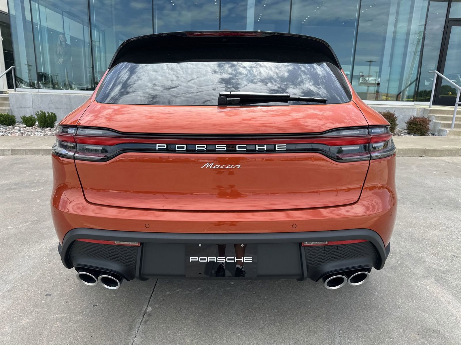 Certified 2025 Porsche Macan AWD/4WD image 6