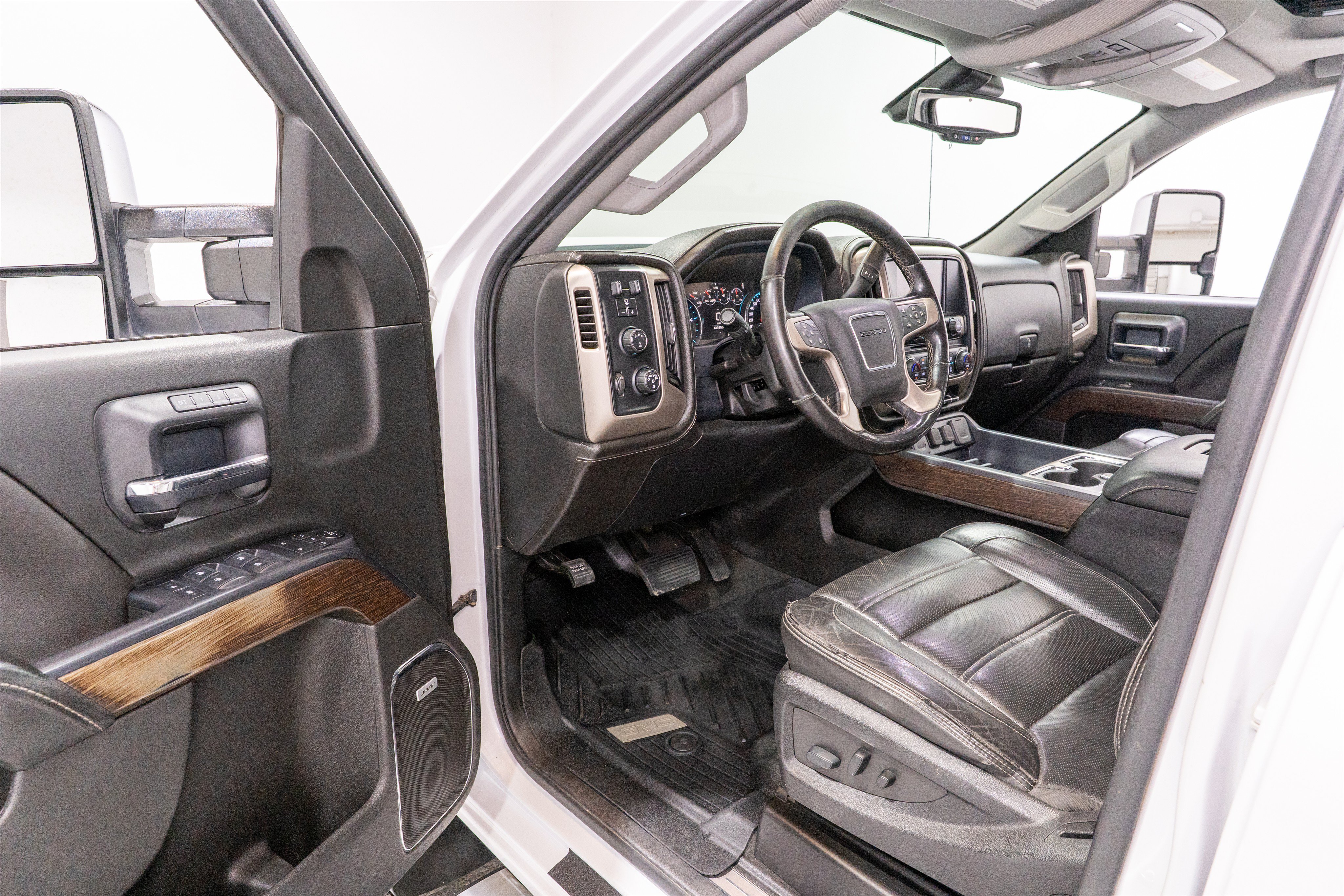 Used 2019 GMC Sierra 2500 Denali w/ Duramax Plus Package AWD/4WD image 14