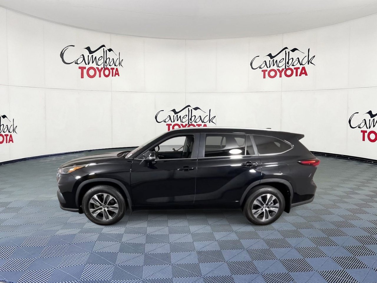 Used 2025 Toyota Highlander XLE AWD/4WD image 7
