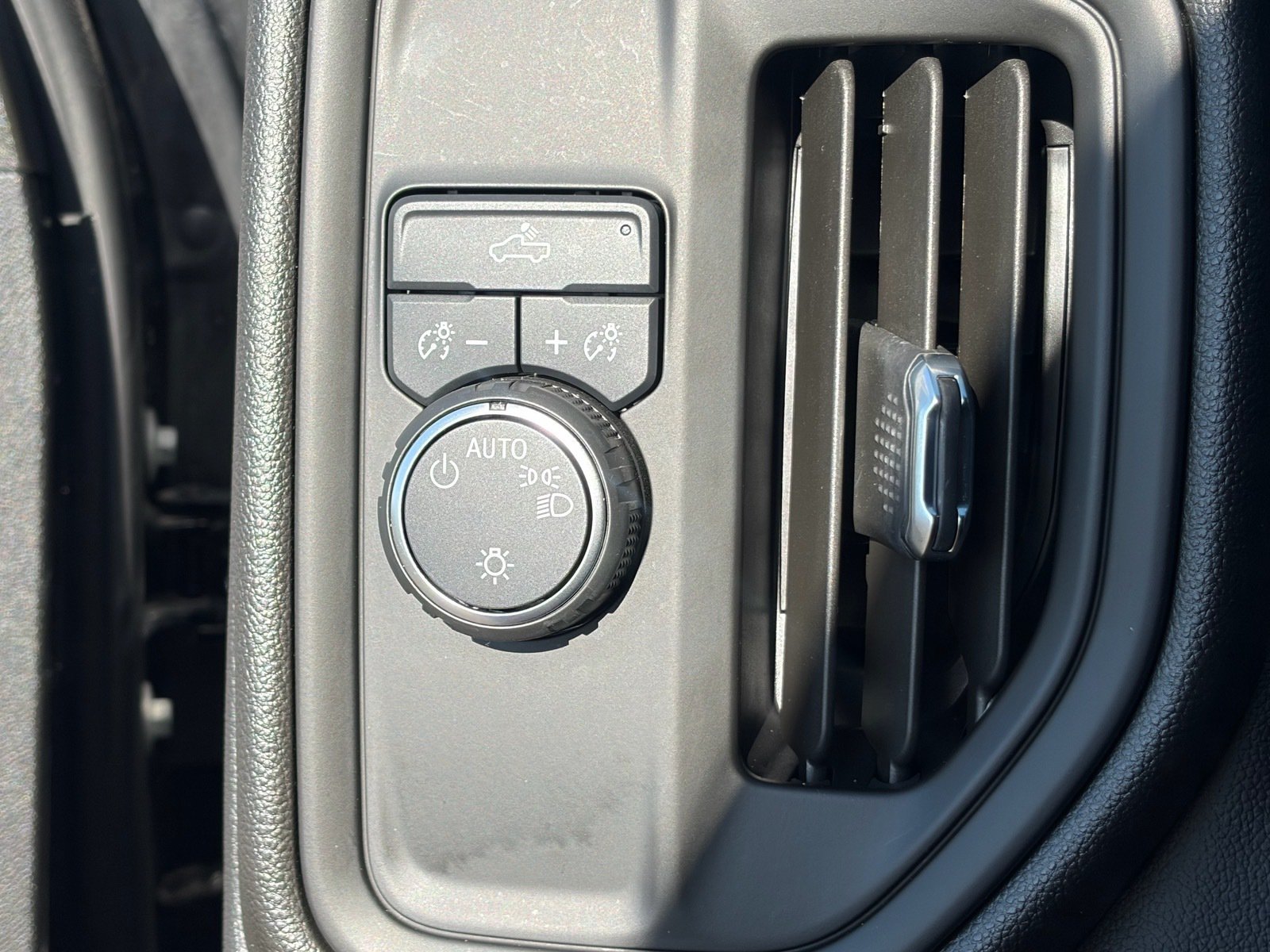 Used 2022 Chevrolet Silverado 1500 Custom w/ LPO, Dark Essentials Package RWD image 18
