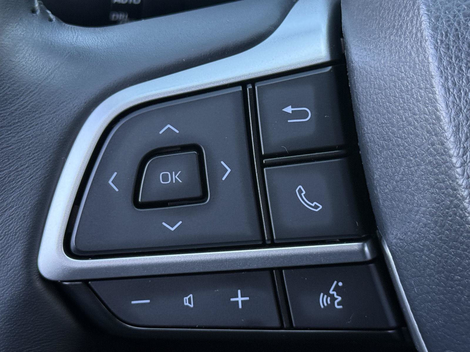 Used 2023 Toyota Highlander XLE AWD/4WD image 24