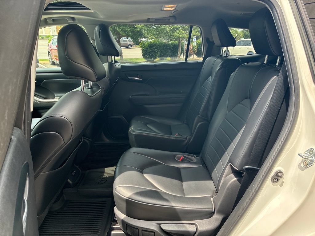 Used 2021 Toyota Highlander XLE AWD/4WD image 25