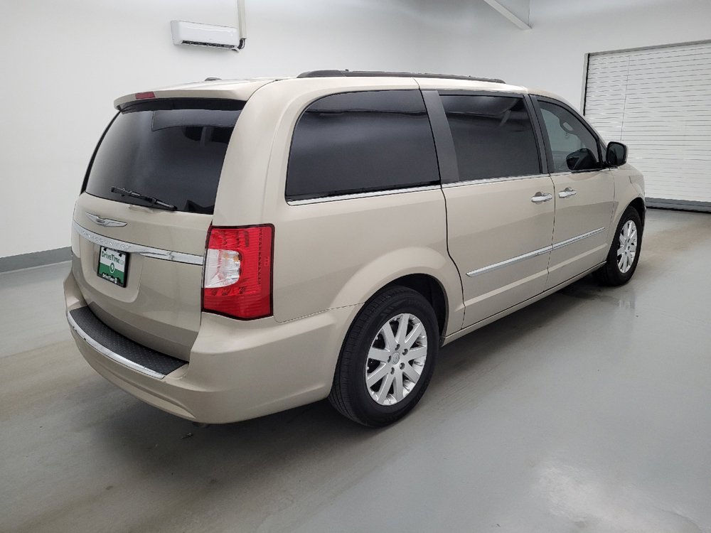 Used 2016 Chrysler Town & Country Touring w/ Driver Convenience Group FWD image 10