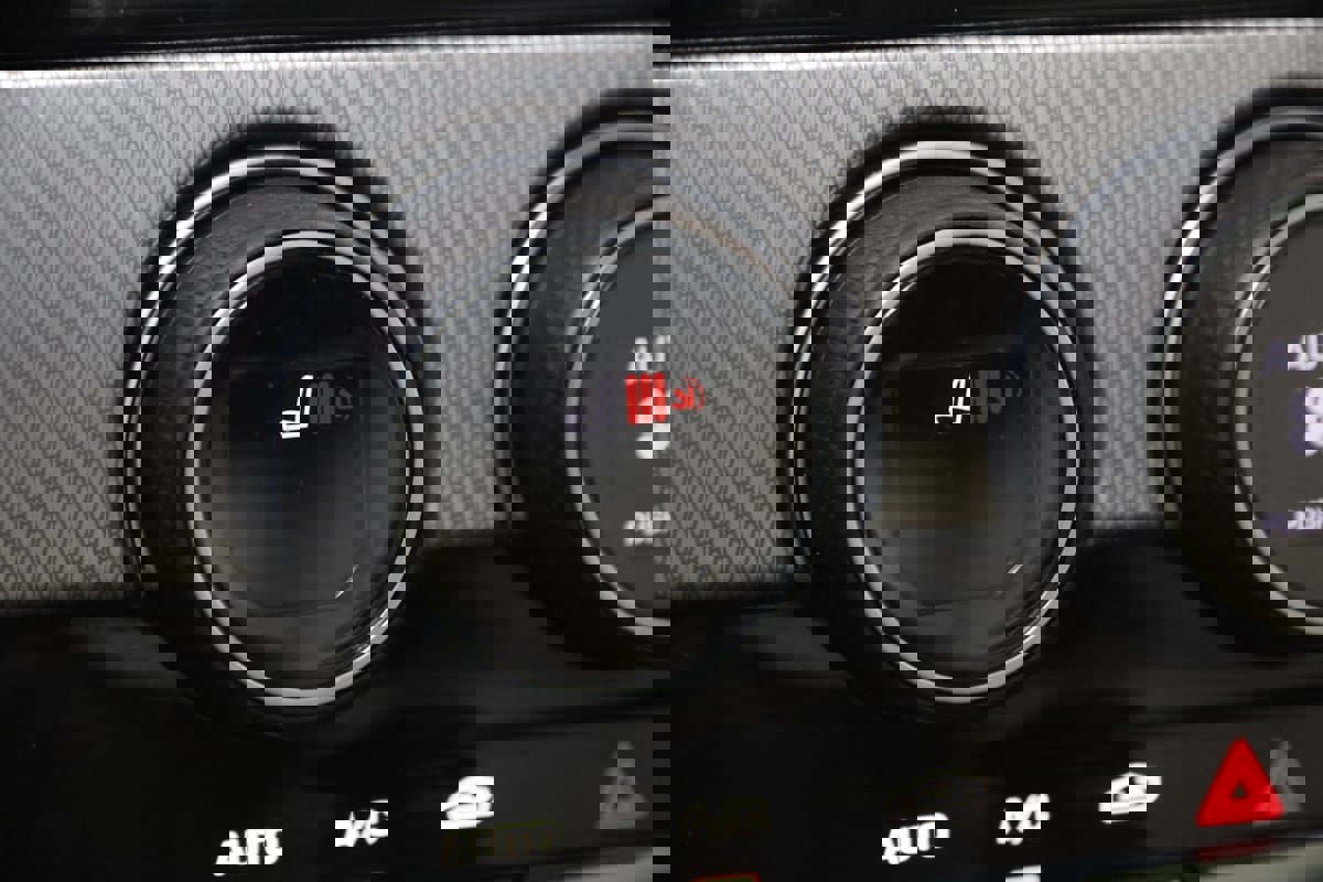 Used 2016 Jaguar F-TYPE Coupe image 9