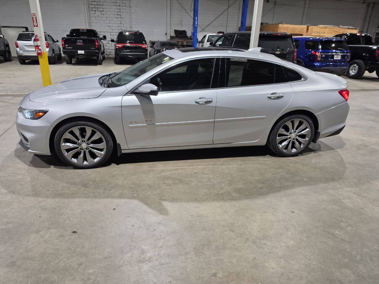 Used 2017 Chevrolet Malibu Premier w/ Premier Sun and Wheel Package FWD image 4