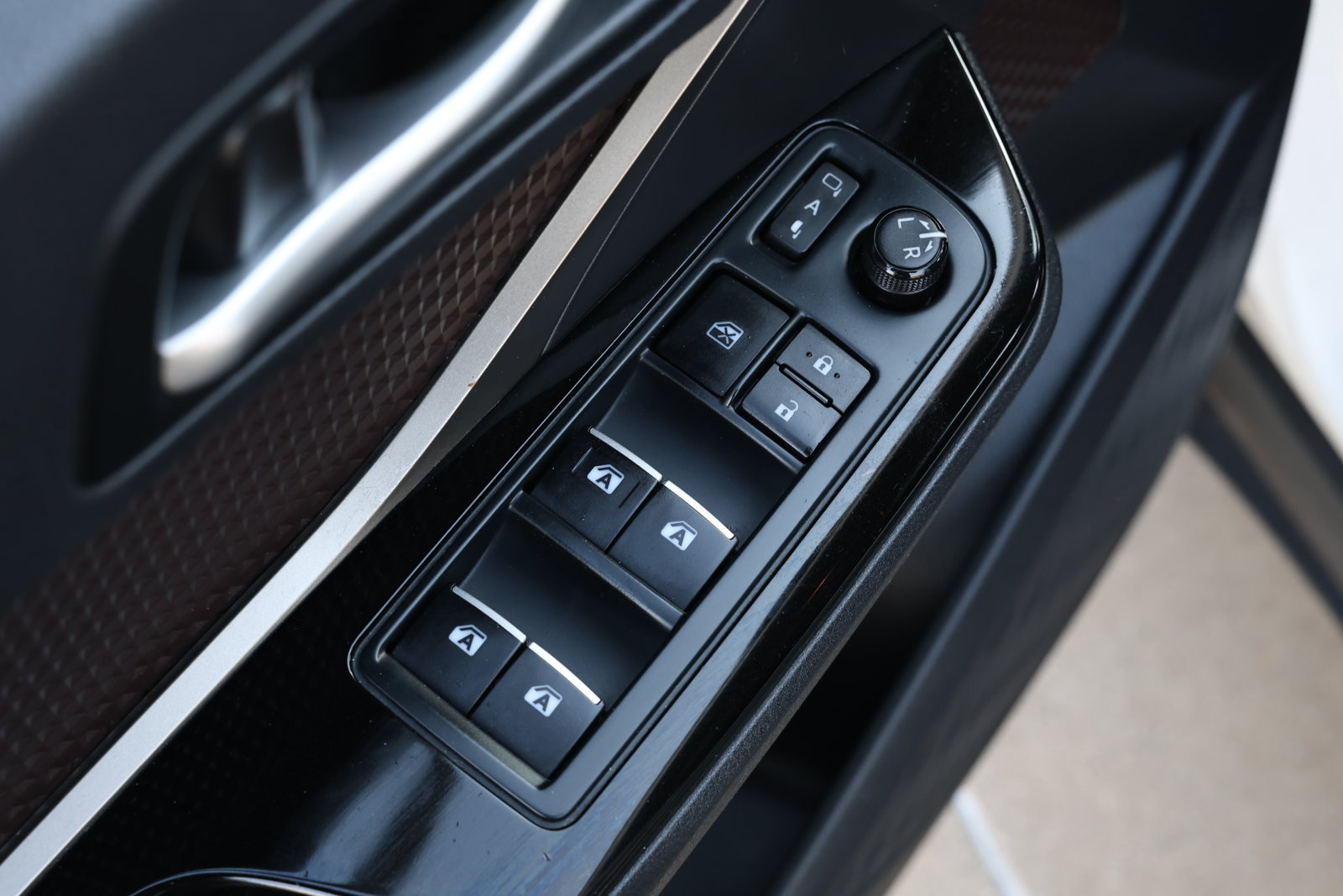 Used 2019 Toyota C-HR Limited FWD image 26