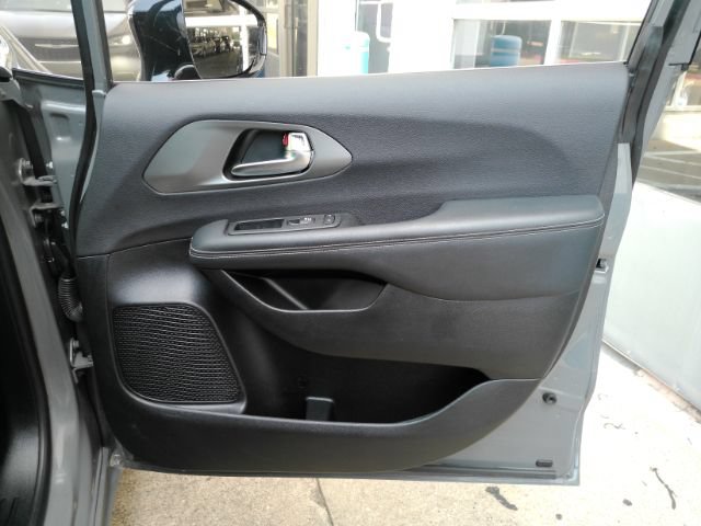 Used 2025 Chrysler Pacifica Select FWD image 21