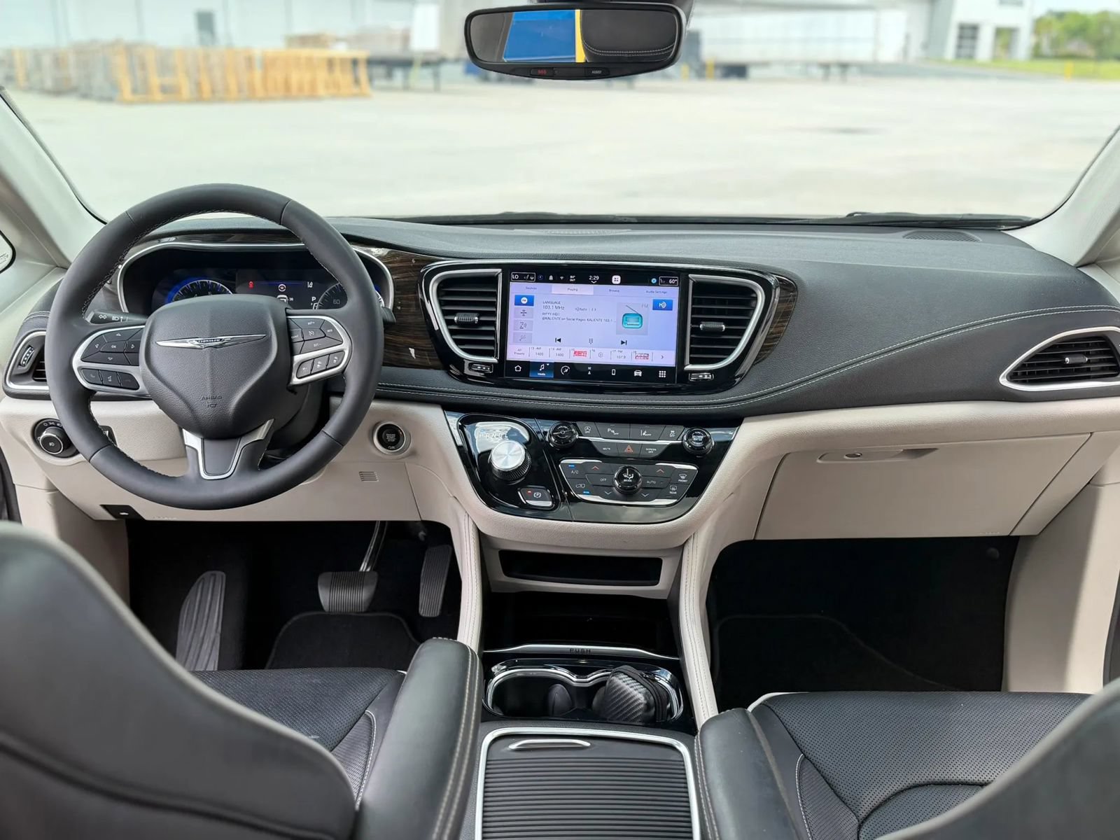 Used 2023 Chrysler Pacifica Limited FWD image 32