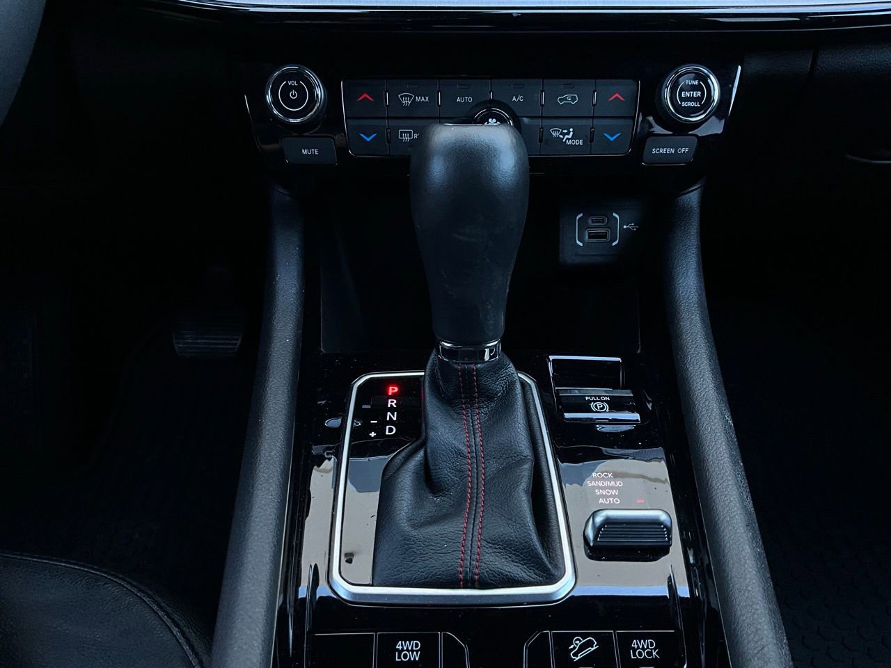 Used 2025 Jeep Compass Trailhawk image 25