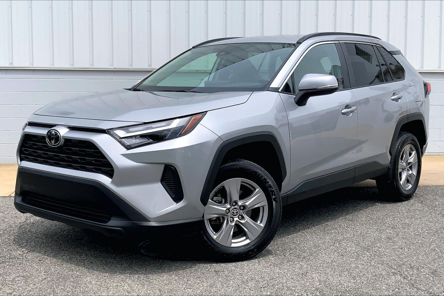 Used 2025 Toyota RAV4 XLE FWD image 2