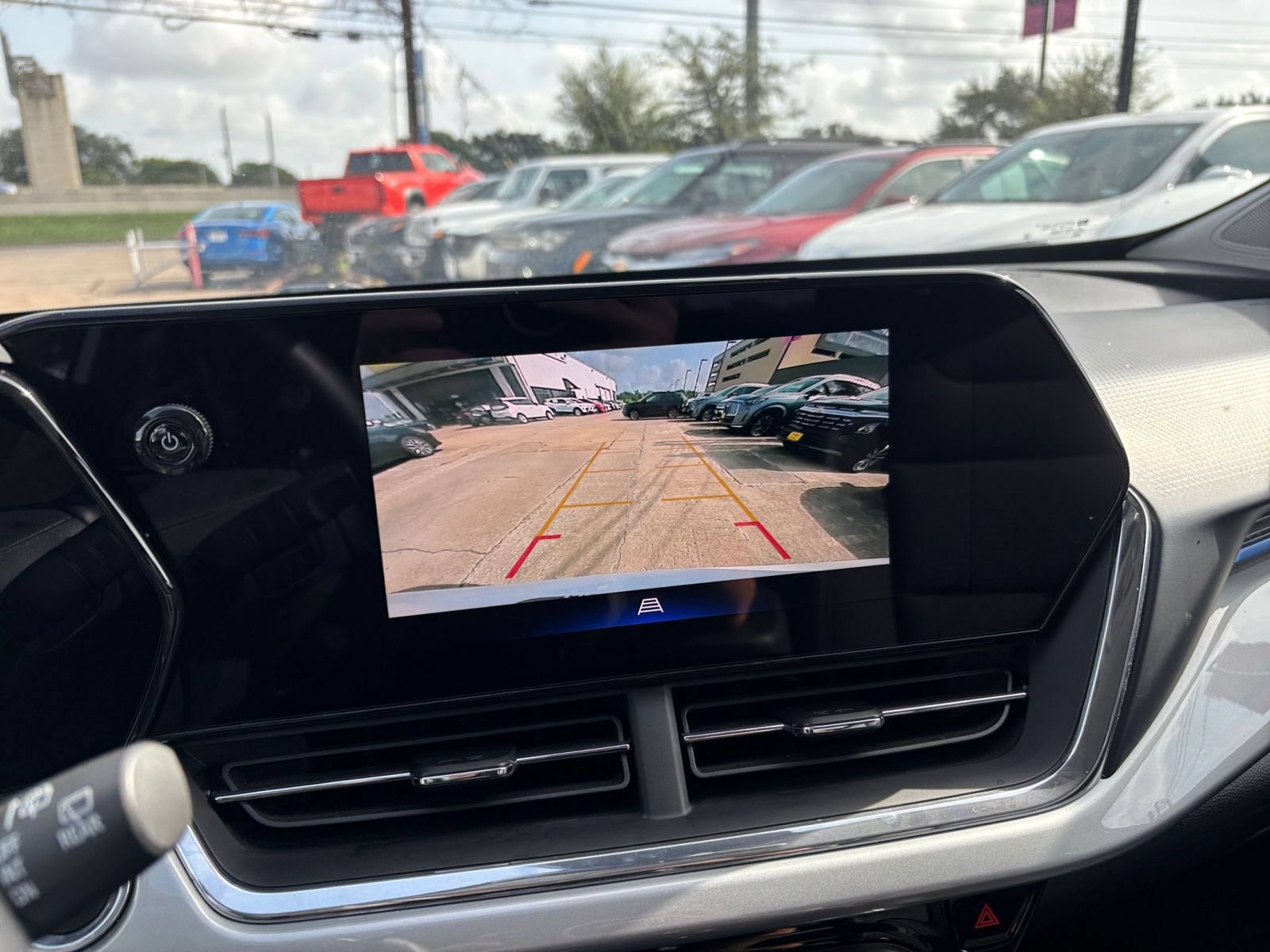 Used 2025 Chevrolet Trax LT w/ LT Convenience Package FWD image 18