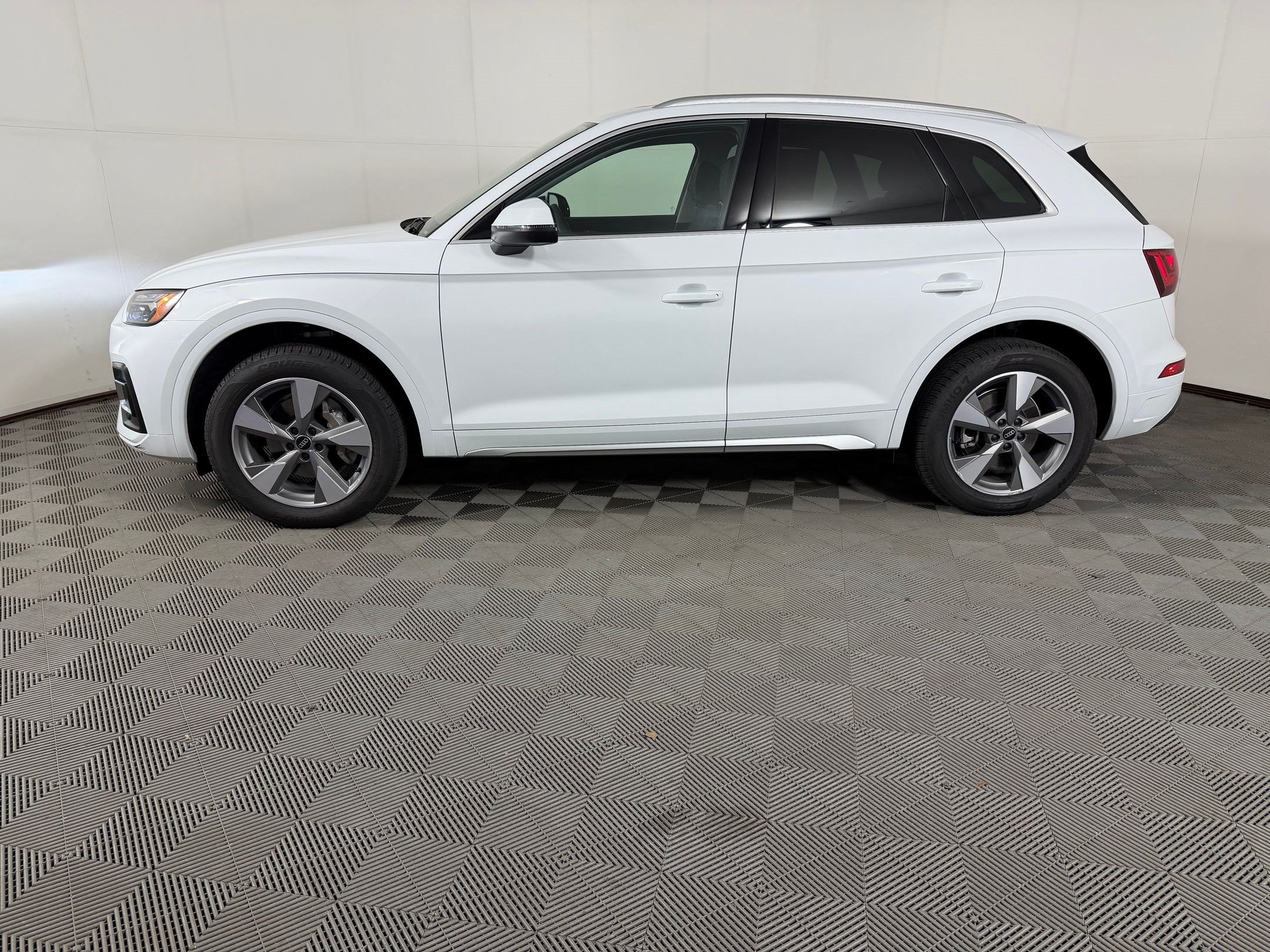 Certified 2023 Audi Q5 2.0T Premium Plus w/ Premium Plus Package AWD/4WD image 2