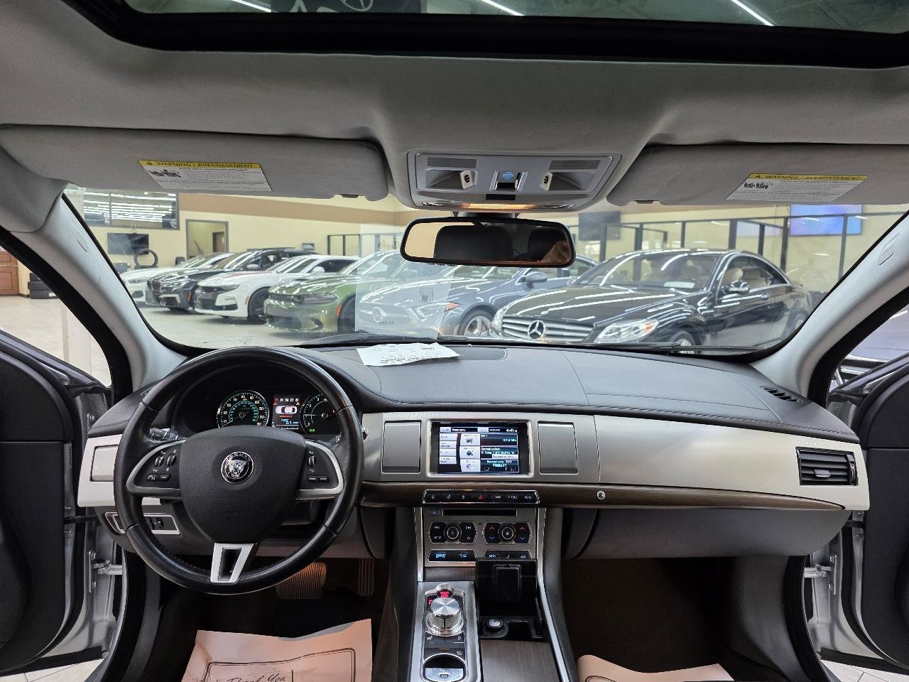 Used 2014 Jaguar XF RWD image 27