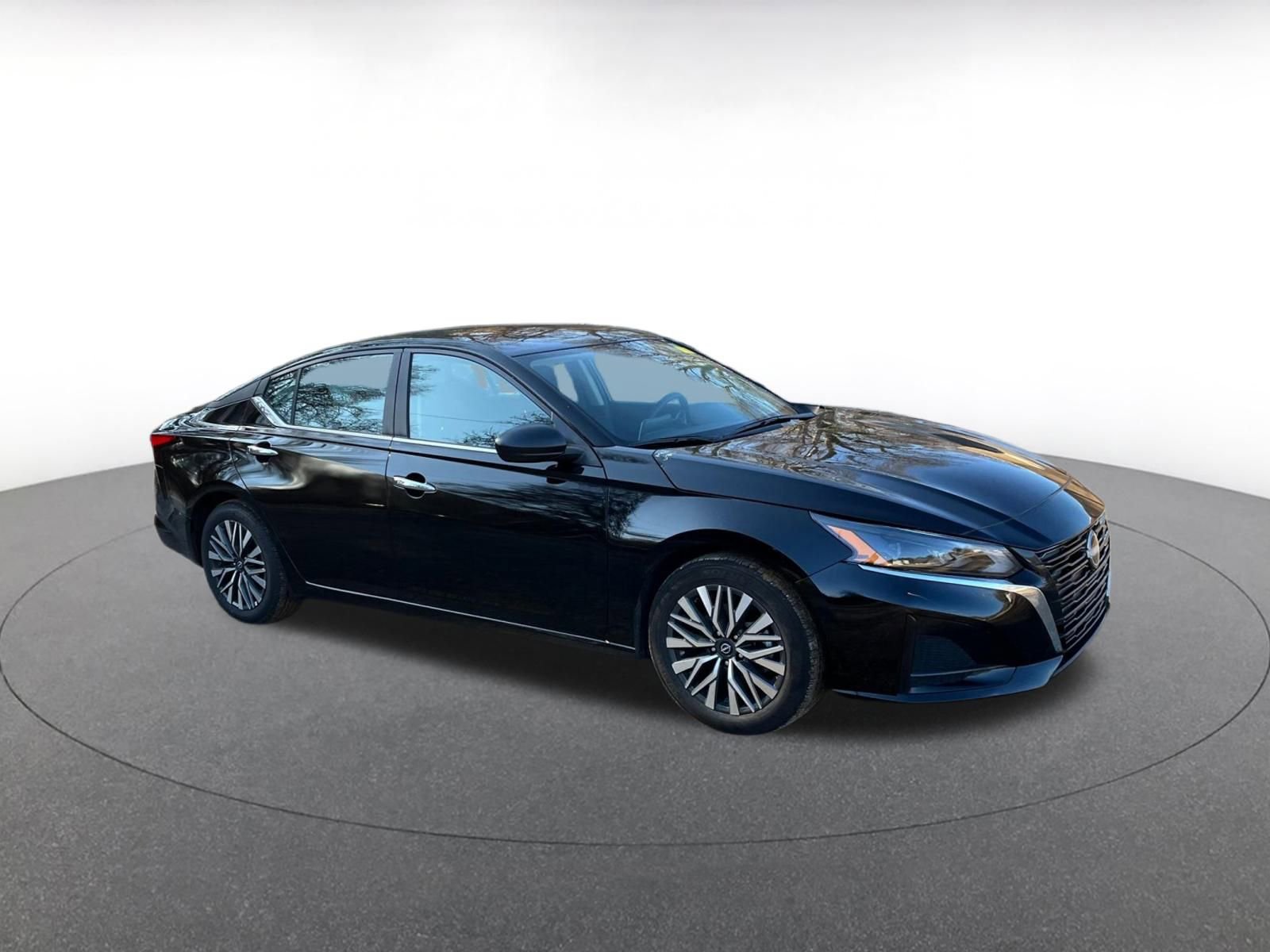 Used 2025 Nissan Altima 2.5 SV image 2