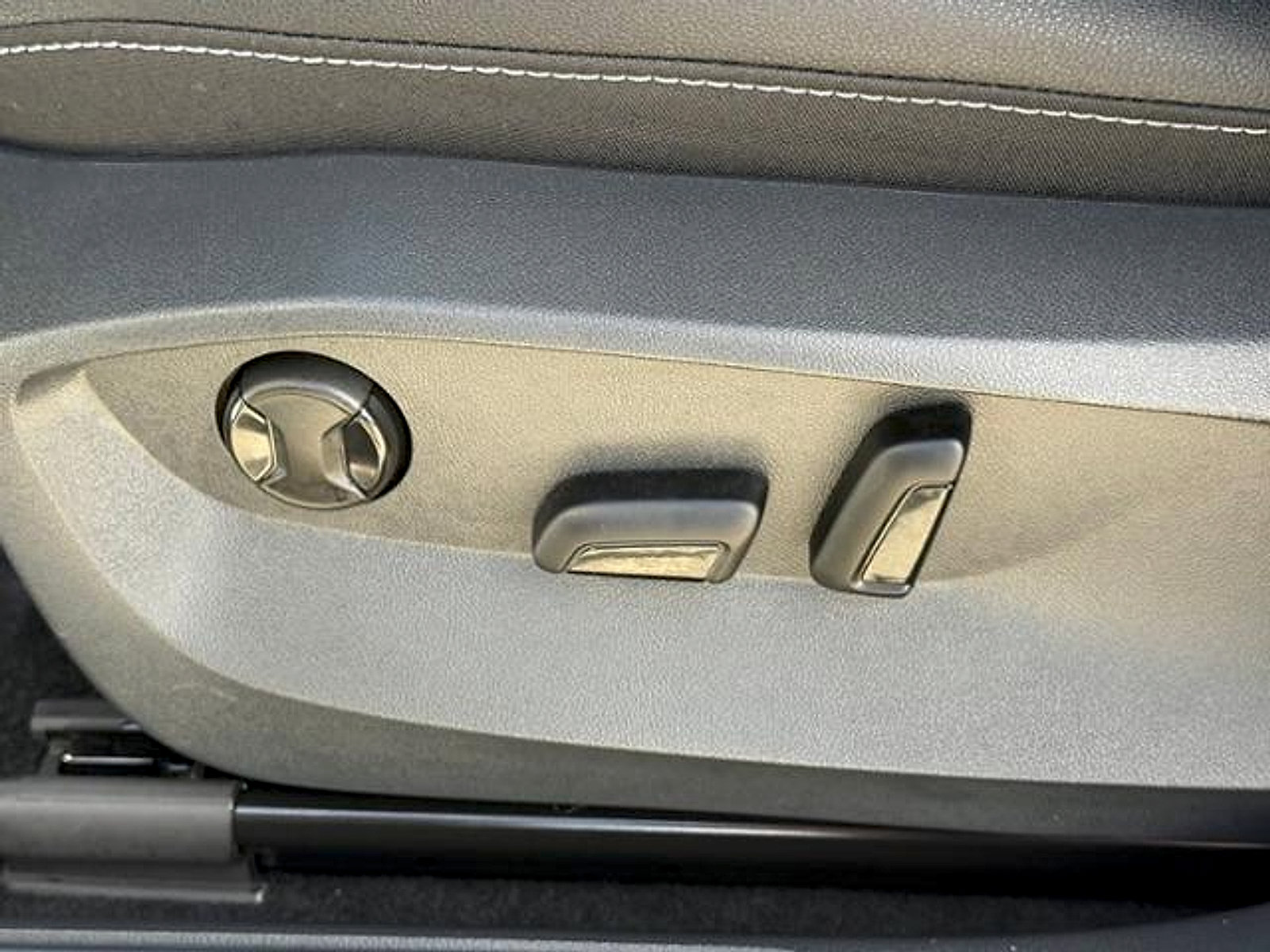 New 2026 Volkswagen Taos SE FWD image 12